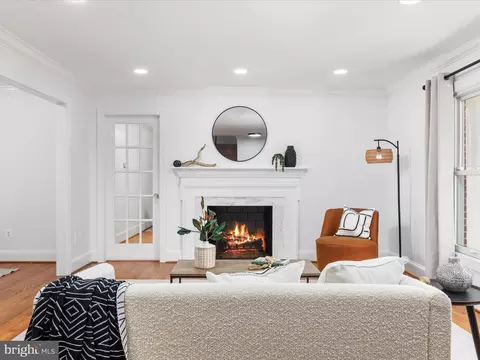 Living - 933 Ridge Dr, Mclean, VA 22101 photo 2 of 11