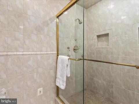 Bath - 933 Ridge Dr, Mclean, VA 22101 photo 6 of 9