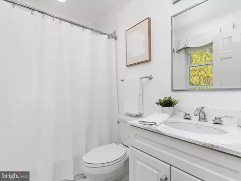 Bath - 933 Ridge Dr, Mclean, VA 22101 photo 8 of 9