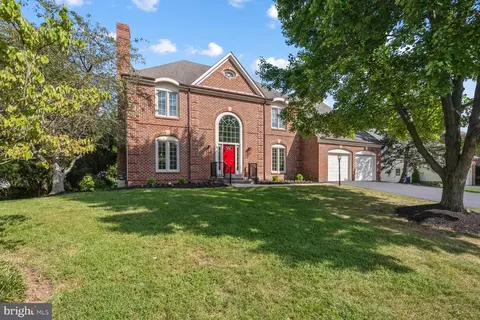 402 Woodgrove Ct, Herndon, VA 20170