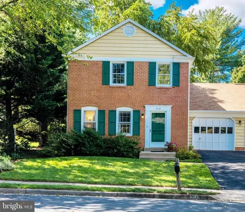 714 Palmer Dr, Herndon, VA 20170