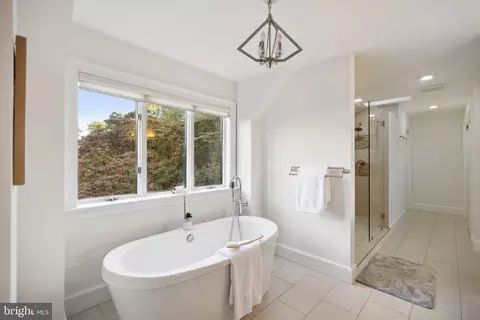 Bath - 1400 Ingeborg Ct, Mclean, VA 22101 photo 3 of 7