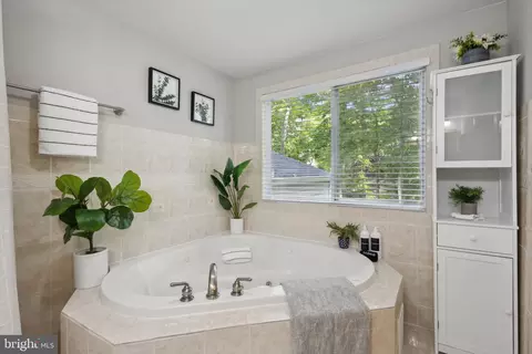 Bath - 8483 Falling Leaf Rd, Springfield, VA 22153 photo 2 of 4