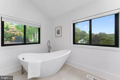 Bath - 1044 Bellview Rd, Mclean, VA 22102 photo 7 of 14