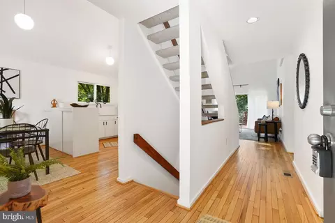 11919 Moss Point Ln, Reston, VA 20194 photo 2