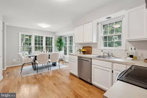 2053 Cobblestone Ln, Reston, VA 20191 photo 3