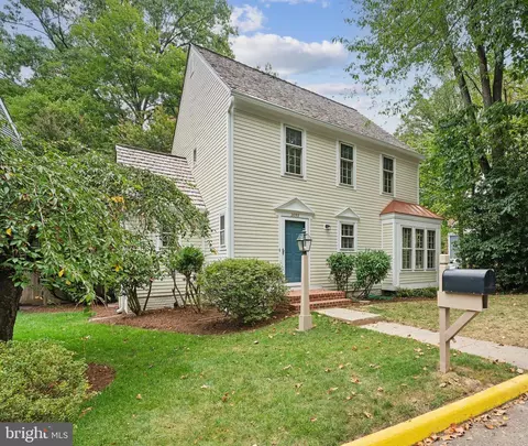 2053 Cobblestone Ln, Reston, VA 20191 photo 2