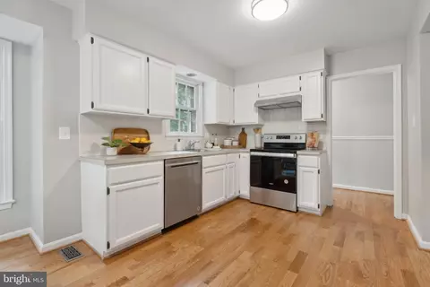 2053 Cobblestone Ln, Reston, VA 20191 photo 5