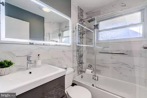 Bath - 5303 Landgrave Ln, Springfield, VA 22151 photo 3 of 6