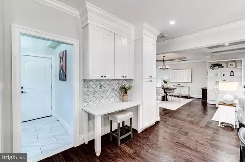 Entry Way - 5303 Landgrave Ln, Springfield, VA 22151 photo 2 of 5