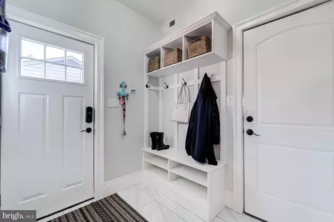 Entry Way - 5303 Landgrave Ln, Springfield, VA 22151 photo 3 of 5