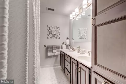Bath - 5303 Landgrave Ln, Springfield, VA 22151 photo 2 of 6
