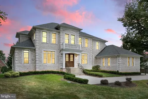 9915 Mill Run Dr, Great Falls, VA 22066