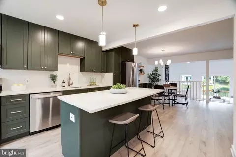 11116 Glade Dr, Reston, VA 20191 photo 3