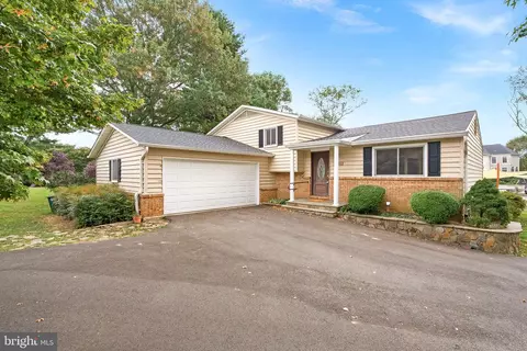 10624 Runaway Ln, Great Falls, VA 22066