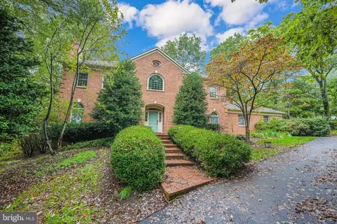 2096 Hunters Crest Way, Vienna, VA 22181