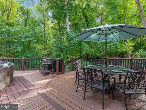 Exterior - 5833 Upton St, Mclean, VA 22101 photo 4 of 15