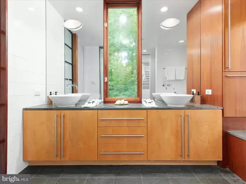 Bath - 5833 Upton St, Mclean, VA 22101 photo 3 of 7
