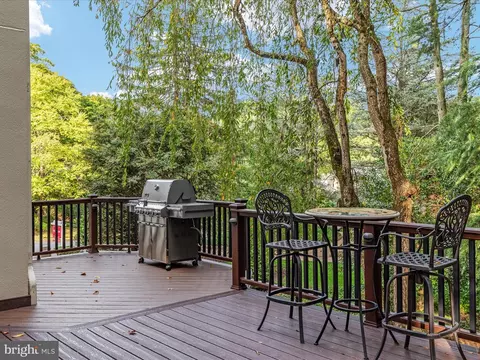 Exterior - 5833 Upton St, Mclean, VA 22101 photo 7 of 15