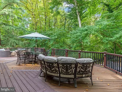 Exterior - 5833 Upton St, Mclean, VA 22101 photo 9 of 15
