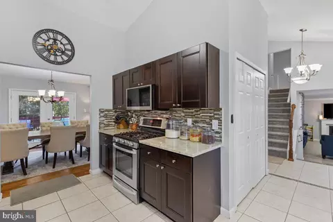 Entry Way - 7312 Langsford Ct, Springfield, VA 22153 photo 5 of 7