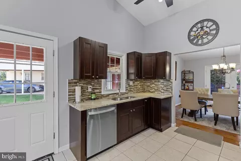 Entry Way - 7312 Langsford Ct, Springfield, VA 22153 photo 4 of 7