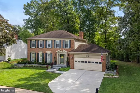 3215 Nestlewood Dr, Herndon, VA 20171