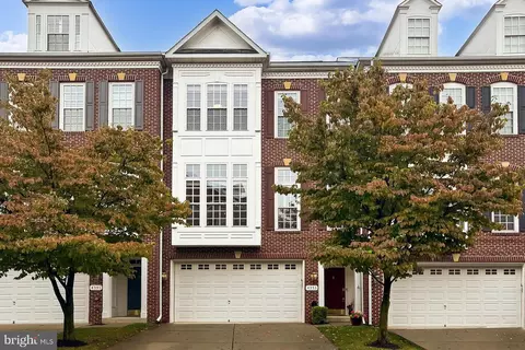 4353 Patriot Park Ct, Fairfax, VA 22030