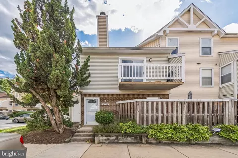 4349 Pembrook Village Dr #40, Alexandria, VA 22309