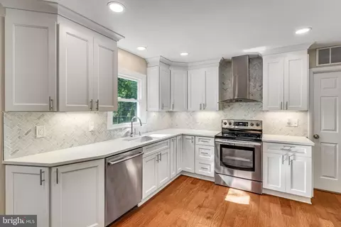 Kitchen - 13555 Tabscott Dr, Chantilly, VA 20151 photo 5 of 9