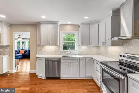 Kitchen - 13555 Tabscott Dr, Chantilly, VA 20151 photo 6 of 9