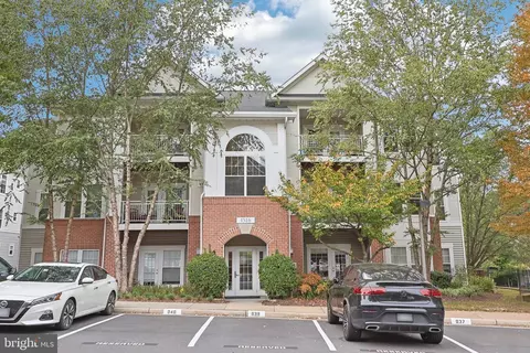 1516 N Point Dr #301, Reston, VA 20194