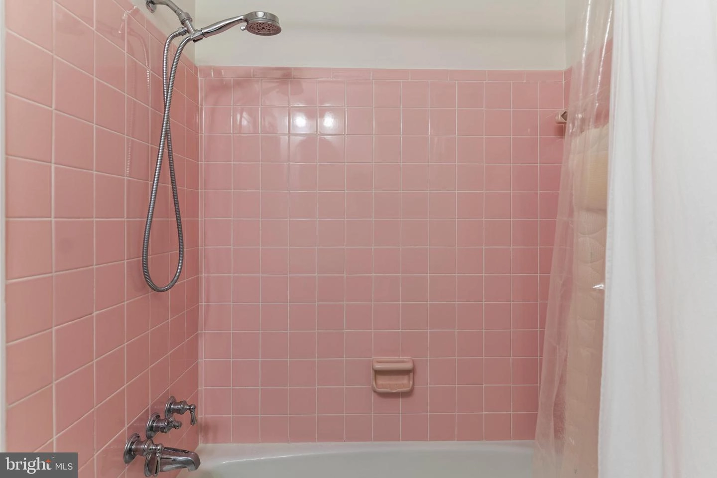 Bath - 8400 Finlay Ct, Springfield, VA 22153 photo 3 of 4