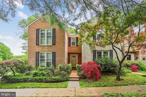 6606 Rosecroft Pl, Falls Church, VA 22043