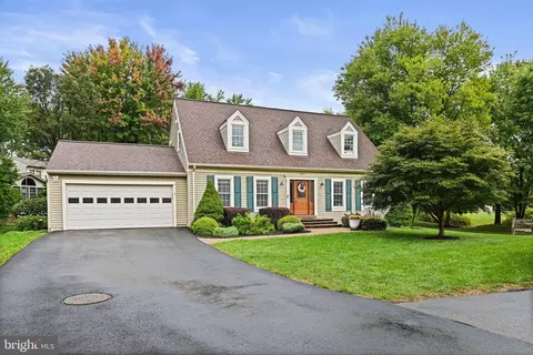 13604 White Barn Ln, Herndon, VA 20171