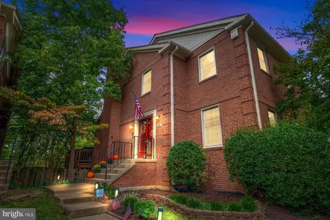 8218 La Faye Ct, Alexandria, VA 22306