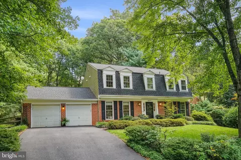 6915 Brimstone Ln, Fairfax Station, VA 22039