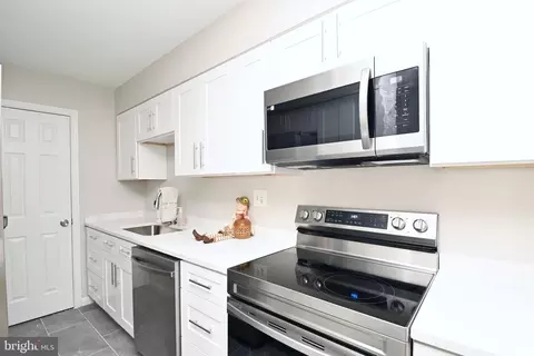 Kitchen - 5904 A Kingsford Rd #414, Springfield, VA 22152 photo 4 of 4