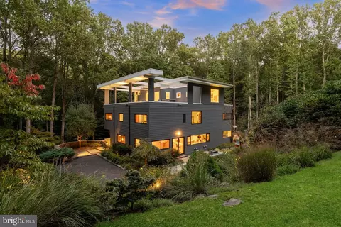 Exterior - 249 Springvale Rd, Great Falls, VA 22066 photo 3 of 10