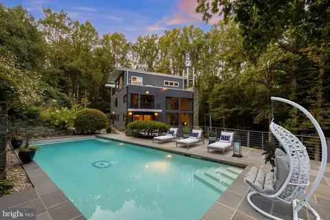 Exterior - 249 Springvale Rd, Great Falls, VA 22066 photo 8 of 10