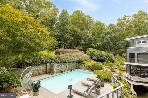 Exterior - 249 Springvale Rd, Great Falls, VA 22066 photo 7 of 10