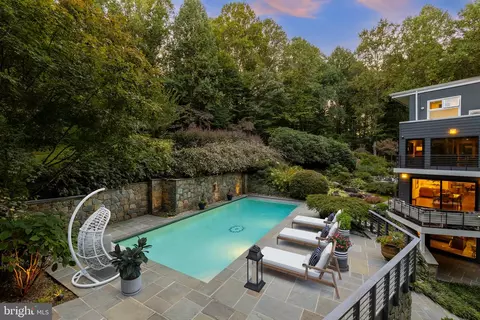 Exterior - 249 Springvale Rd, Great Falls, VA 22066 photo 9 of 10