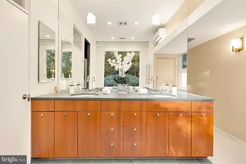 Bath - 249 Springvale Rd, Great Falls, VA 22066 photo 6 of 7