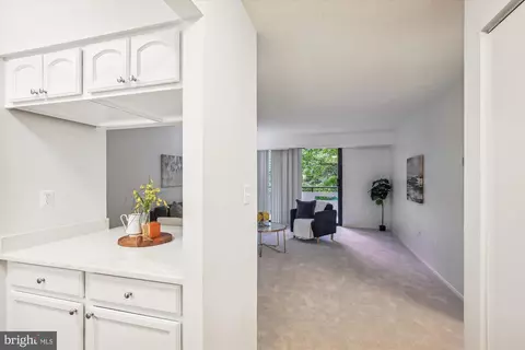 1808 Old Meadow Rd #502, Mclean, VA 22102 photo 2