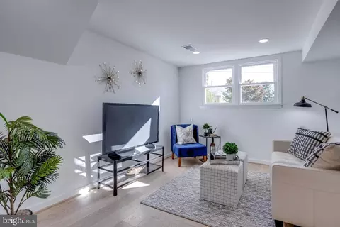 Living - 5416 Nutting Dr, Springfield, VA 22151 photo 5 of 5