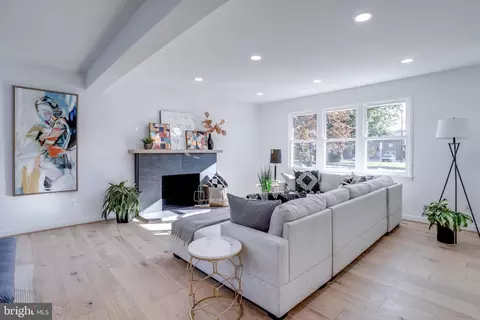 Living - 5416 Nutting Dr, Springfield, VA 22151 photo 2 of 5