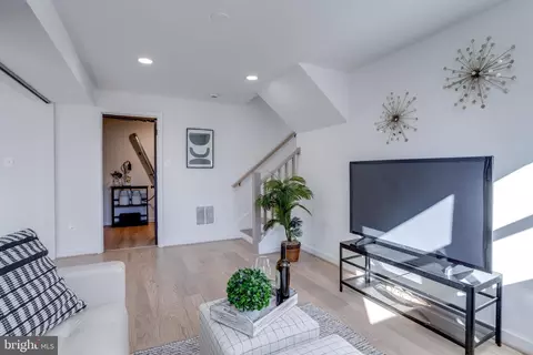 Living - 5416 Nutting Dr, Springfield, VA 22151 photo 4 of 5