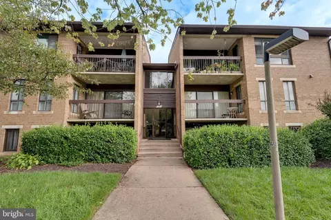 551 Florida Ave #T4, Herndon, VA 20170