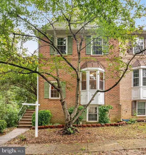 6764 Cardinal Woods Ct, Lorton, VA 22079