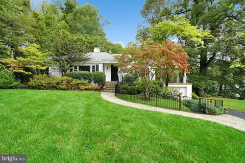1600 Hollindale Dr, Alexandria, VA 22306